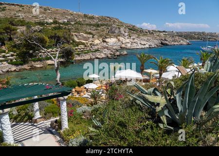 Malerischer Blick auf die Bucht mit türkisfarbenem Wasser und den Strand von Kalithea Springs auf der griechischen Insel Rhodes Stockfoto