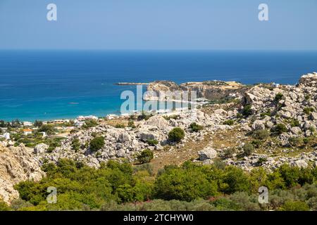 Malerische Aussicht am Stegna Beach auf Geek Insel Rhodos mit Felsen im Vordergrund und das Mittelmeer im Hintergrund an einem sonnigen Tag im Frühjahr Stockfoto