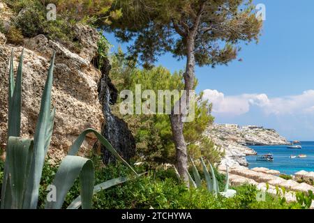 Malerischer Blick auf die Bucht mit türkisfarbenem Wasser und den Strand von Kalithea Springs auf der griechischen Insel Rhodes Stockfoto