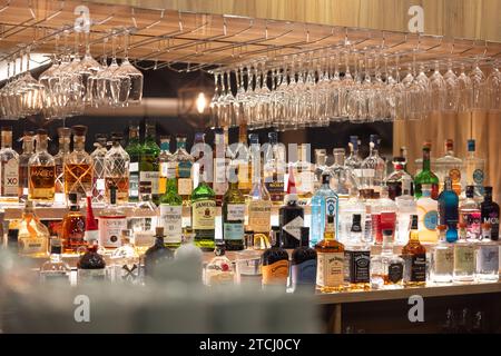 Prag - Dezember. 12. 2023: Flaschen Whiskey Rum und andere Spirituosen in der Restaurantbar. Eine große Auswahl an alkoholischen Etiketten, Marken und Zubehör Stockfoto