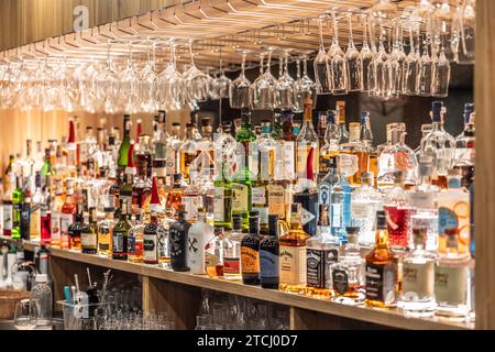 Prag - Dezember. 12. 2023: Flaschen Whiskey Rum und andere Spirituosen in der Restaurantbar. Eine große Auswahl an alkoholischen Etiketten, Marken und Zubehör Stockfoto