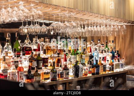 Prag - Dezember. 12. 2023: Flaschen Whiskey Rum und andere Spirituosen in der Restaurantbar. Eine große Auswahl an alkoholischen Etiketten, Marken und Zubehör Stockfoto