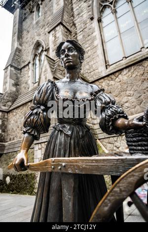 Bronzestatue von Molly Malone von der Bildhauerin Jeanne Rynhart in der Suffolk Street im Stadtzentrum von Dublin, Irland Stockfoto