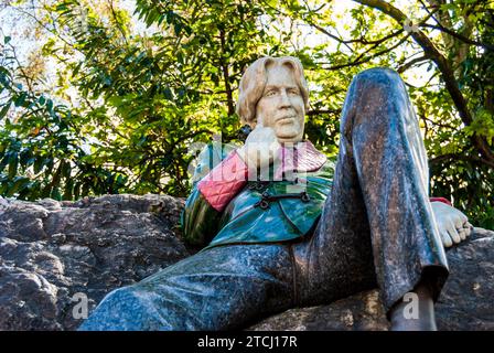 Aus nächster Nähe sehen Sie die Marmor- und Granitstatue des irischen Schriftstellers Oscar Wilde, eine Gedenkskulptur im Merrion Square Park, Stadtzentrum von Dublin, Irland Stockfoto