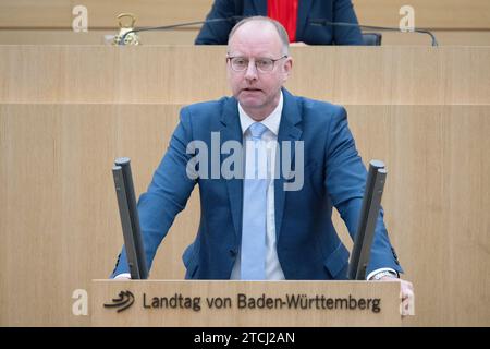 Stuttgart, Deutschland. Dezember 2023. Timm Kern (FDP), bildungspolitischer Sprecher der FDP-Landtagsfraktion, spricht während einer Plenarsitzung im landtag Baden-Württemberg. Eines der Themen war eine aktuelle Debatte über die Bildungspolitik. Quelle: Marijan Murat/dpa/Alamy Live News Stockfoto
