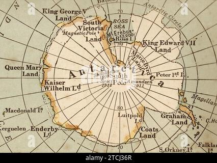 Alte geographische Karte in Sepia mit der Antarktis. Stockfoto