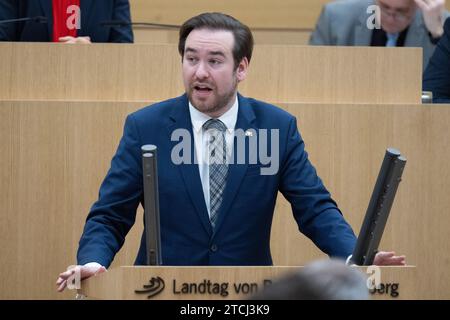 Stuttgart, Deutschland. Dezember 2023. Andreas Sturm (CDU), landtagsabgeordneter von Baden-Württemberg, spricht während einer Plenarsitzung im landtag von Baden-Württemberg. Eines der Themen war eine aktuelle Debatte über die Bildungspolitik. Quelle: Marijan Murat/dpa/Alamy Live News Stockfoto