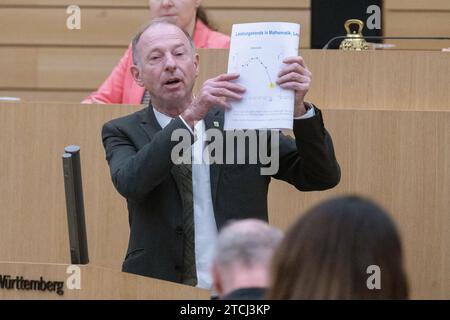 Stuttgart, Deutschland. Dezember 2023. Rainer Balzer (AfD), landtagsabgeordneter Baden-Württemberg, spricht während einer Plenarsitzung im landtag Baden-Württemberg. Eines der Themen war eine aktuelle Debatte über die Bildungspolitik. Quelle: Marijan Murat/dpa/Alamy Live News Stockfoto