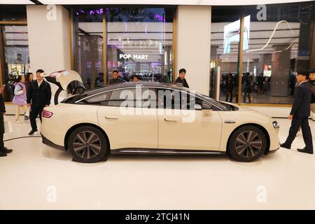 SHANGHAI, CHINA – 12. NOVEMBER 2023 – die erste Limousine „LUXEED S7“ von Huawei Harmony OS 4 wird am 12. November im Flagship-Store von Huawei in Shanghai, China, gesehen Stockfoto