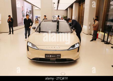 SHANGHAI, CHINA – 12. NOVEMBER 2023 – die erste Limousine „LUXEED S7“ von Huawei Harmony OS 4 wird am 12. November im Flagship-Store von Huawei in Shanghai, China, gesehen Stockfoto