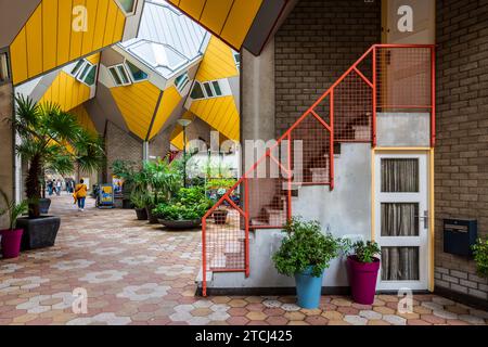 Innere Straße des architektonischen Ensembles Cube Houses in Rotterdam, Niederlande, entworfen vom niederländischen Architekten Piet Blom und erbaut 1984. Stockfoto