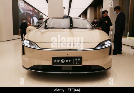 SHANGHAI, CHINA – 12. NOVEMBER 2023 – die erste Limousine „LUXEED S7“ von Huawei Harmony OS 4 wird am 12. November im Flagship-Store von Huawei in Shanghai, China, gesehen Stockfoto