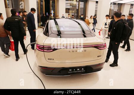SHANGHAI, CHINA – 12. NOVEMBER 2023 – die erste Limousine „LUXEED S7“ von Huawei Harmony OS 4 wird am 12. November im Flagship-Store von Huawei in Shanghai, China, gesehen Stockfoto