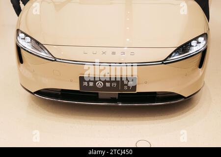 SHANGHAI, CHINA – 12. NOVEMBER 2023 – die erste Limousine „LUXEED S7“ von Huawei Harmony OS 4 wird am 12. November im Flagship-Store von Huawei in Shanghai, China, gesehen Stockfoto