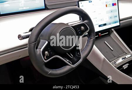 SHANGHAI, CHINA – 12. NOVEMBER 2023 – die erste Limousine „LUXEED S7“ von Huawei Harmony OS 4 wird am 12. November im Flagship-Store von Huawei in Shanghai, China, gesehen Stockfoto