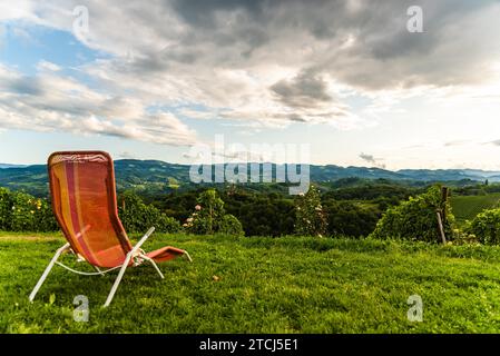 Blick auf die slowenischen Weinberge im Sommer in der Südsteiermark, Österreich Touristenziel, Reiseziel. Berühmte herzförmige Straße Stockfoto
