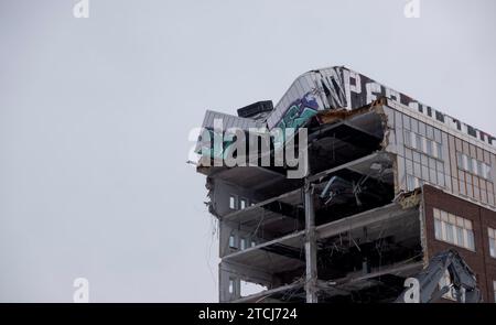 Stockholm, Schweden - 25. November 2023: Altes Bürogebäude wird wegen Neuentwicklung abgerissen Stockfoto