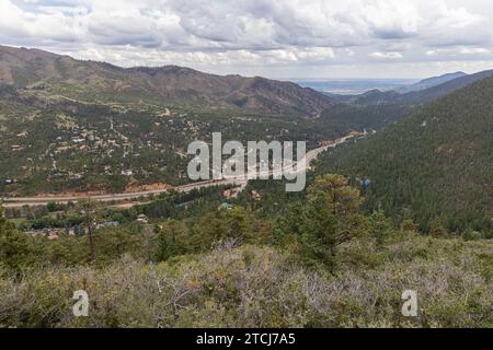 Blick über die Kaskade am Fuße des Pikes Peak, vom Anfang des Pikes Peak Highway aus gesehen Stockfoto