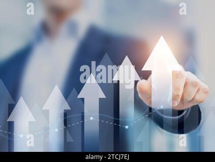 Finanzdiagramm für Wachstum. Umsatz und Gewinn steigern. Person, die die Karte berührt, mit den Pfeilen nach oben zeigen. Erfolgreicher Geschäftsplan oder erfolgreiche Strategie, gut Stockfoto