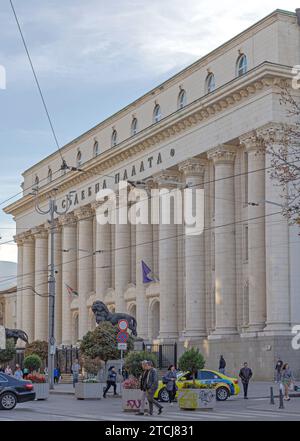 Sofia, Bulgarien - 16. Oktober 2023: Neuklassizistisches Gebäude des Justizpalastes am Vitosha Boulevard. Stockfoto