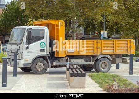 Edirne, Türkei - 17. Oktober 2023: Weißer Lkw mit gelbem Kipper im Stadtpark arbeitet. Stockfoto