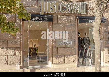 Sofia, Bulgarien - 16. Oktober 2023: Italienische Modemarke Just Cavalli Store im Zentrum der Hauptstadt am sonnigen Herbsttag. Stockfoto