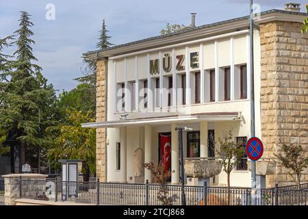 Edirne, Türkei - 17. Oktober 2023: Archäologie und Ethnographie Museum Building in der Kadirpasa Mektep Street Autumn Day. Stockfoto