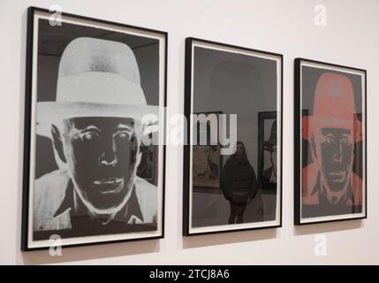 Thaddaeus Ropac, London, Großbritannien. Dezember 2023. Andy Warhol, Joseph Beuys Porträts Ausstellung (14. Dezember 2023 - 9. Februar 2024). Diese Ausstellung im Thaddaeus Ropac London zeigt eine Auswahl von Warhols gefeierten Beuys-Porträts. Sie greift auf die frühesten Treffen von Andy Warhol und Joseph Beuys im Jahr 1979 zurück. Während die Beuys-Porträts international in den Sammlungen wichtiger Institutionen aufbewahrt werden, darunter MoMA, New York, Philadelphia Museum of Art, PA, und Tate, London - das ist das erste Mal, dass die Werkgruppe in einer Solo-Focus-Show präsentiert wurde, seit sie 198 ausgestellt wurden Stockfoto
