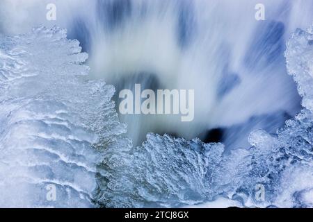 Eisformationen in der Wesenitz im Liebethaler Grund Stockfoto