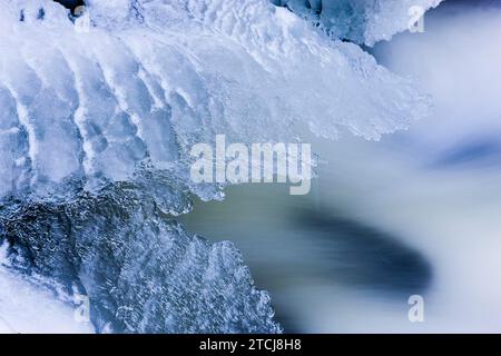 Eisformationen in der Wesenitz im Liebethaler Grund Stockfoto