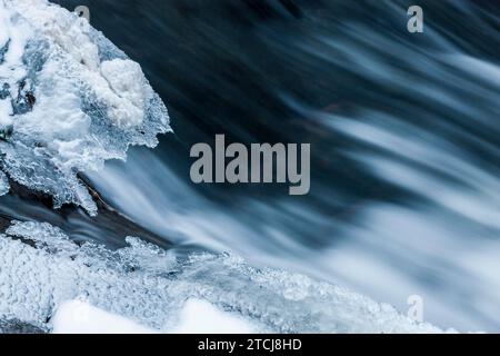 Eisformationen in der Wesenitz im Liebethaler Grund Stockfoto