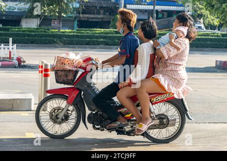 SAMUT PRAKAN, THAILAND, 05. Dezember 2023, Eine Gruppe von Menschen mit einem schlafenden Baby fährt zusammen auf einem Motorrad Stockfoto