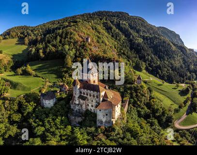 Val Isarco, Italien - Panoramaaussicht von der Luft auf die Trostburg (Castel Trostburg), eine Festung aus dem XII. Jahrhundert in den italienischen Dolomiten an einem sonnigen Sommer da Stockfoto