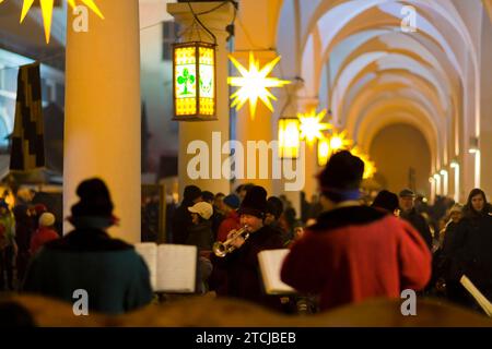 Der nostalgische Weihnachtsmarkt im Stallhof des Residenzschlosses Dresden bietet auch ruhige und romantische Momente in der Weihnachtshektik und Stockfoto