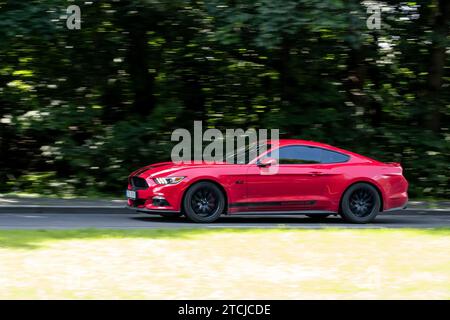 HAVIROV, TSCHECHISCHE REPUBLIK - 10. AUGUST 2023: Ford Mustang GT 5,0 V8 amerikanisches Muscle Car mit Bewegungsunschärfe Stockfoto