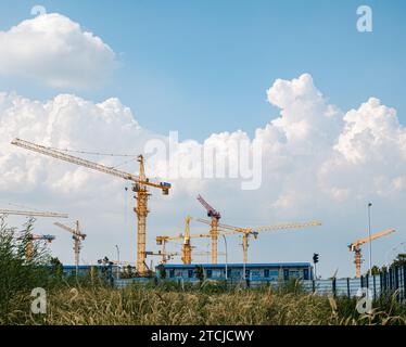 Die großen Kräne auf einem großen Industriebau in Wuhan, China Stockfoto