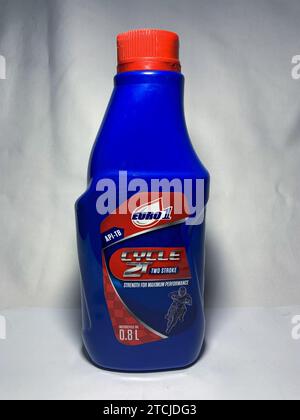 Surakarta, Indonesien - 20. November 2023 : Euro 1 Motoröl für 2T, Festigkeit für maximale Leistung Motorrad 800 ml. Kunststoffflasche für Motoröl. Stockfoto