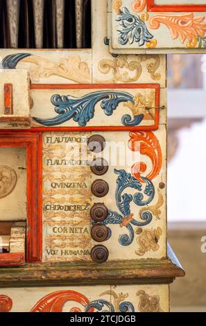 Detail der Befehle und Knöpfe einer restaurierten Orgel, die mit bemalten Blumenmotiven aus der Kirche San Francisco in Evora verziert wurde, die 1742 erbaut wurde. Stockfoto