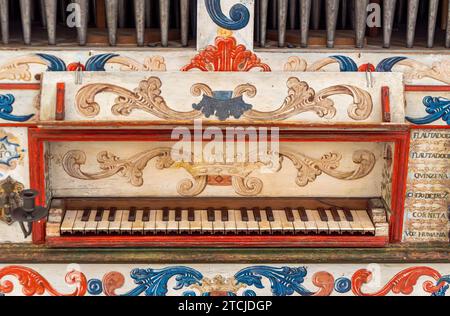 Detail der Schlüssel der Orgel restauriert und mit Blumenmotiven und bemalten geometrischen Figuren der Kirche San Francisco de Evora verziert, erbaut Stockfoto