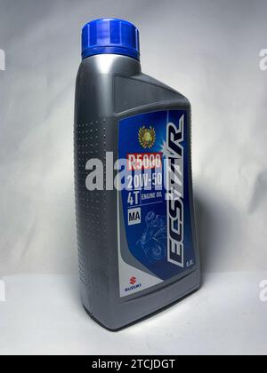 Surakarta, Indonesien - 20. November 2023 : Motoröl Ecstar 4T, Motoröl R5000 20W-50 800ML. Suzuki. Kunststoffflasche für Motoröl. Stockfoto