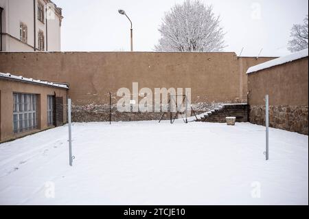 18.01.2023 Bautzen: Blick in die Außenanlagen der Gedenkstätte Bautzen im Winter, zum Gedenken an die Opfer der beiden Gefängnisse Bautzen I und II in der ehemaligen Sonderhaftanstalt Bautzen II, dem umgangssprachlichen Stasi-Knast der Staatssicherheit in der Deutschen Demokratischen Republik DDR. *** 18 01 2023 Bautzen Blick auf das Gelände der Gedenkstätte Bautzen im Winter, zum Gedenken an die Opfer der beiden Gefängnisse Bautzen I und II im ehemaligen Sondergefängnis Bautzen II, dem umgangssprachlichen Stasi-Gefängnis der Staatssicherheit der DDR Stockfoto