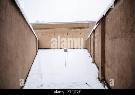 18.01.2023 Bautzen: Blick in die Außenanlagen der Gedenkstätte Bautzen im Winter, zum Gedenken an die Opfer der beiden Gefängnisse Bautzen I und II in der ehemaligen Sonderhaftanstalt Bautzen II, dem umgangssprachlichen Stasi-Knast der Staatssicherheit in der Deutschen Demokratischen Republik DDR. *** 18 01 2023 Bautzen Blick auf das Gelände der Gedenkstätte Bautzen im Winter, zum Gedenken an die Opfer der beiden Gefängnisse Bautzen I und II im ehemaligen Sondergefängnis Bautzen II, dem umgangssprachlichen Stasi-Gefängnis der Staatssicherheit der DDR Stockfoto