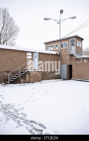 18.01.2023 Bautzen: Blick in die Außenanlagen der Gedenkstätte Bautzen im Winter, zum Gedenken an die Opfer der beiden Gefängnisse Bautzen I und II in der ehemaligen Sonderhaftanstalt Bautzen II, dem umgangssprachlichen Stasi-Knast der Staatssicherheit in der Deutschen Demokratischen Republik DDR. *** 18 01 2023 Bautzen Blick auf das Gelände der Gedenkstätte Bautzen im Winter, zum Gedenken an die Opfer der beiden Gefängnisse Bautzen I und II im ehemaligen Sondergefängnis Bautzen II, dem umgangssprachlichen Stasi-Gefängnis der Staatssicherheit der DDR Stockfoto