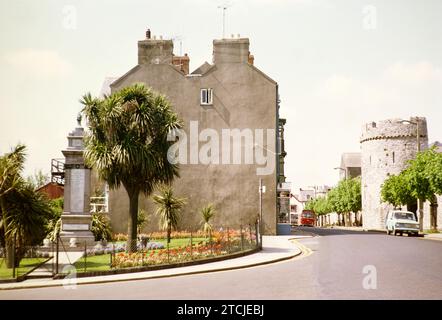 Kriegsdenkmal und mittelalterliche Stadtmauern, Tenby, Pembrokeshire, Wales, UK Mai 1970 Stockfoto