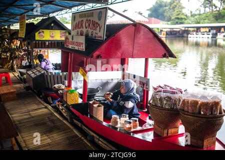 Lembang, Indonesien - 12. Dezember 2023: Lebensmittelhändler auf dem Floating Market Lembang Stockfoto