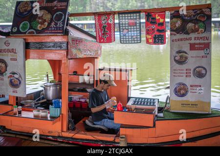 Lembang, Indonesien - 12. Dezember 2023: Lebensmittelhändler auf dem Floating Market Lembang Stockfoto