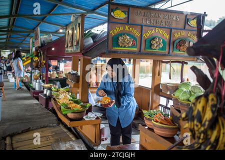 Lembang, Indonesien - 12. Dezember 2023: Lebensmittelhändler auf dem Floating Market Lembang Stockfoto