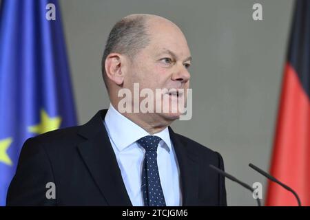 Berlin, Presseerklärungen von Bundeskanzler Scholz, Bundesminister Habeck und Bundesminister Lindner Olaf Scholz Bundeskanzler, SPD, Christian Lindner Bundesminister der Finanzen, Vizekanzler, FDP und Robert Habeck Bundesminister für Wirtschaft und Klimaschutz, Vizekanzler, Bündnis 90/die Grünen geben am 13.12.2023 eine gemeinsame Presseerklärung im Bundeskanzleramt in Berlin ab. Im Bild: Berlin Bundeskanzleramt Berlin Deutschland *** Berlin, Pressemitteilungen von Bundeskanzler Scholz, Bundesminister Habeck und Bundesminister Lindner Olaf Scholz Bundeskanzler, SPD, Christian Lindne Stockfoto