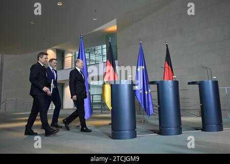 Berlin, Presseerklärungen von Bundeskanzler Scholz, Bundesminister Habeck und Bundesminister Lindner Olaf Scholz Bundeskanzler, SPD, Christian Lindner Bundesminister der Finanzen, Vizekanzler, FDP und Robert Habeck Bundesminister für Wirtschaft und Klimaschutz, Vizekanzler, Bündnis 90/die Grünen geben am 13.12.2023 eine gemeinsame Presseerklärung im Bundeskanzleramt in Berlin ab. Im Bild: Berlin Bundeskanzleramt Berlin Deutschland *** Berlin, Pressemitteilungen von Bundeskanzler Scholz, Bundesminister Habeck und Bundesminister Lindner Olaf Scholz Bundeskanzler, SPD, Christian Lindne Stockfoto