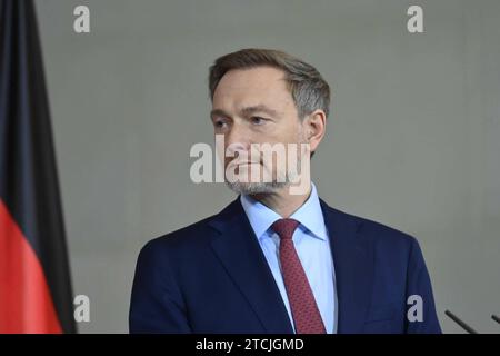 Berlin, Presseerklärungen von Bundeskanzler Scholz, Bundesminister Habeck und Bundesminister Lindner Olaf Scholz Bundeskanzler, SPD, Christian Lindner Bundesminister der Finanzen, Vizekanzler, FDP und Robert Habeck Bundesminister für Wirtschaft und Klimaschutz, Vizekanzler, Bündnis 90/die Grünen geben am 13.12.2023 eine gemeinsame Presseerklärung im Bundeskanzleramt in Berlin ab. Im Bild: Berlin Bundeskanzleramt Berlin Deutschland *** Berlin, Pressemitteilungen von Bundeskanzler Scholz, Bundesminister Habeck und Bundesminister Lindner Olaf Scholz Bundeskanzler, SPD, Christian Lindne Stockfoto